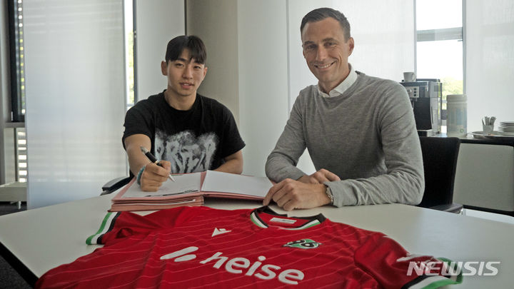 23일(한국시각) 독일 프로축구 분데스리가 바이에른뮌헨과 재계약 이후 독일 2부 리그 하노버96으로 임대 이적한 이현주. (사진=하노버 SNS 캡처) *재판매 및 DB 금지 / 사진 = 뉴시스