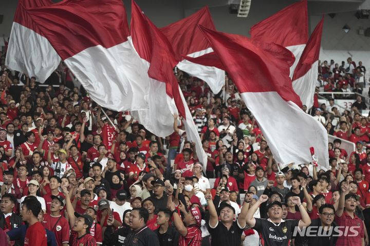 [자카르타=AP/뉴시스] 인도네시아 축구 응원단이 11일(현지시각) 인도네시아 자카르타의 겔로라 붕 카르노 스타디움에서 열린 2026 북중미 월드컵 아시아지역 2차 예선 조별리그 F조 최종전 필리핀과의 경기 중 응원을 펼치고 있다. 인도네시아가 필리핀을 2-0으로 꺾고 조 2위를 확보하면서 3차 예선에 진출했다. 2024.06.12. / 사진 = 뉴시스