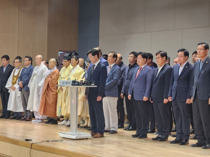 안병구 경남 밀양시장과 시의회와 80여 개 시민단체가 참석해 2004년 발생한 '밀양 여중생 집단 성폭행 사건'에 대해 국민께 깊은 사과의 뜻을 전하는 대국민 사과문을 발표하고 있다. 2024.06.25. *재판매 및 DB 금지 / 사진 = 뉴시스