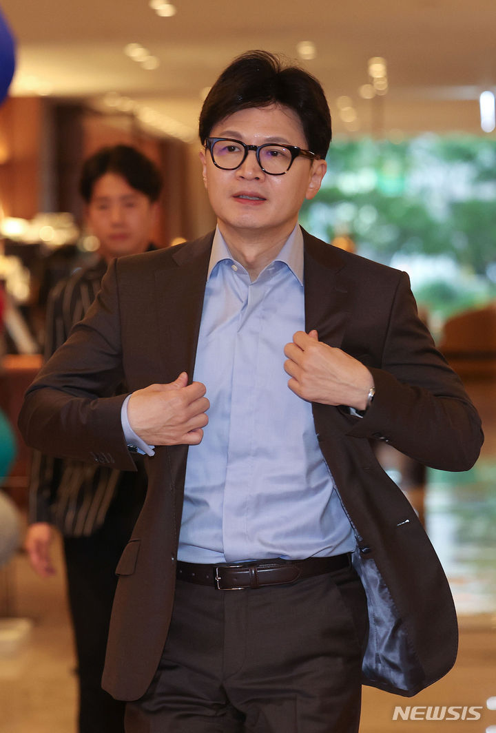 한동훈 국민의힘 당대표 후보가 3일 서울 중구 앰배서더 풀만 호텔에서 열린 서울지역 구청장협의회 연구모임에 참석하고 있다. 2024.07.03. / 사진 = 뉴시스