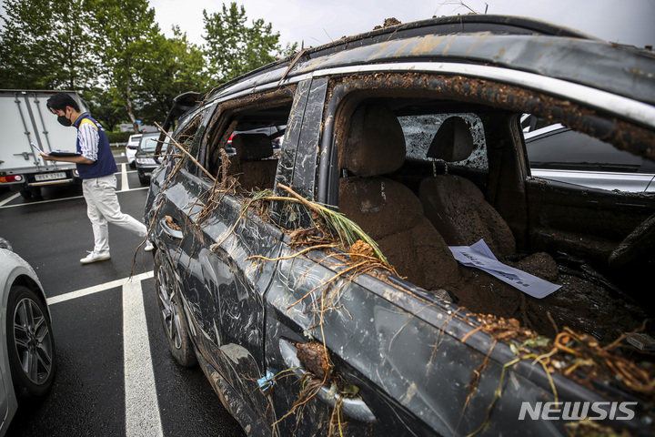 지난 2022년 8월 수도권에 기록적인 집중호우가 내려 7000여대 이상의 차량이 침수됐다. 2022년 8월11일 오전 경기 과천시 서울대공원 주차장에 보험사 직원들이 서울, 경기지역 침수차량을 점검하고 있다. / 사진 = 뉴시스