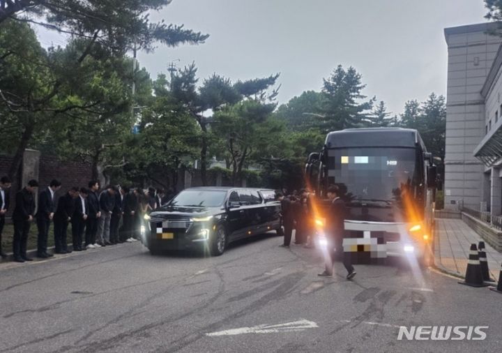 4일 오전 서울 종로구 서울대병원 장례식장에서 시청역 역주행 사고 희생자들의 발인이 엄수되고 있다. 2024.07.04. / 사진 = 뉴시스