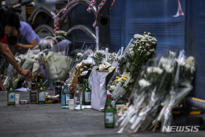 3일 서울 중구 시청역 교차로 인근에서 발생한 차량 인도 돌진사고 현장에 고인들을 추모하는 국화꽃 등 추모용품들이 놓여 있다. 2024.07.03. / 사진 = 뉴시스