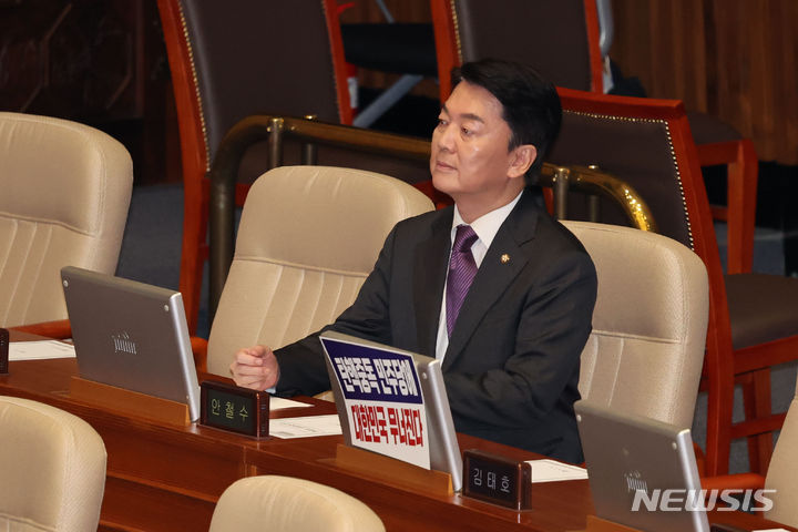 안철수 국민의힘 의원이 4일 오후 서울 여의도 국회에서 열린 제415회국회(임시회) 제5차 본회의에서 순직 해병 수사 방해 및 사건 은폐 등의 진상규명을 위한 특별검사의 임명 등에 관한 법률안 투표에서 찬성표를 던진 뒤 투표 결과를 지켜보고 있다. 2024.07.04. / 사진 = 뉴시스