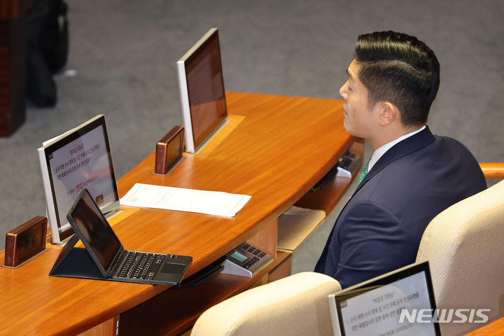 김재섭 의원이 4일 오후 서울 여의도 국회에서 열린 제415회국회(임시회) 제5차 본회의에서 순직 해병 수사 방해 및 사건 은폐 등의 진상규명을 위한 특별검사의 임명 등에 관한 법률안 투표에서 반대표를 던진 뒤 투표 결과를 지켜보고 있다. 2024.07.04. / 사진 = 뉴시스