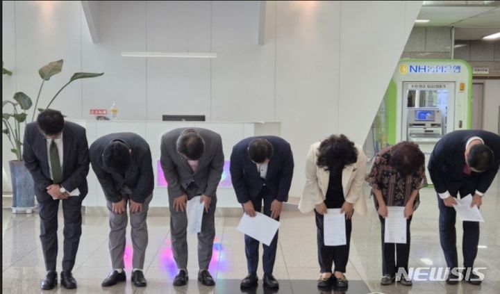 안양시 의회 국민의힘 소속 시의원들이 입장문 발표 후 사과 하고 있다. (사진=안양시 의회 제공). / 사진 = 뉴시스