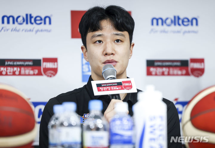 허웅 부산 KCC 이지스 선수가 25일 서울 강남구 KBL센터에서 열린 2023-2024 정관장 프로농구 챔피언결정전 미디어데이에서 출사표를 던지고 있다. 2024.04.25.  *재판매 및 DB 금지 / 사진 = 뉴시스