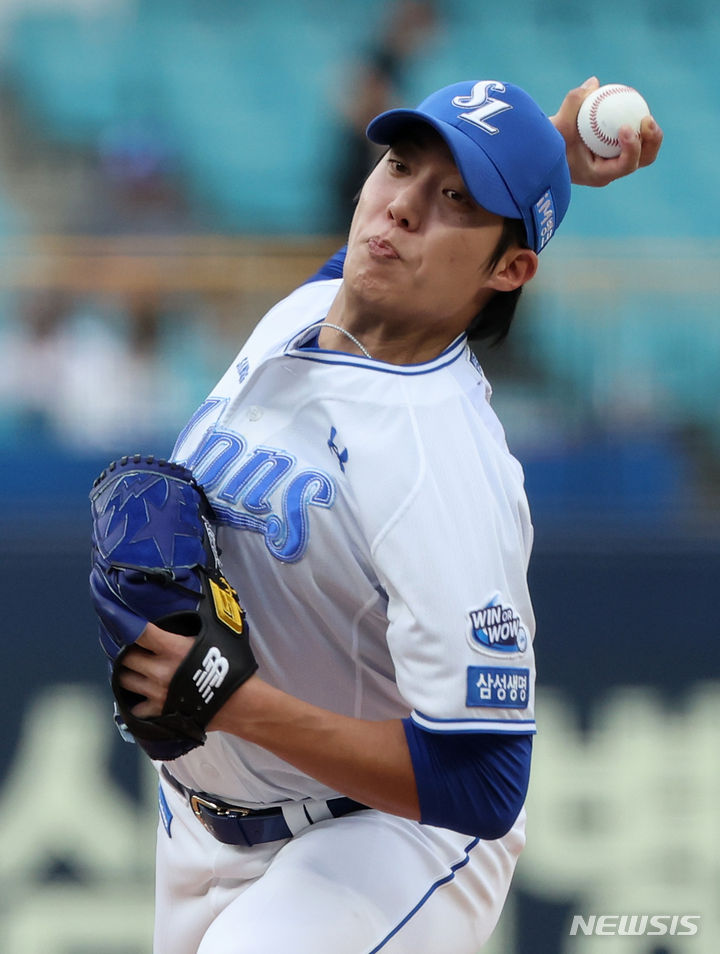 19일 대구 수성구 삼성라이온즈파크에서 열린 2024 신한 SOL 뱅크 KBO리그 SSG 랜더스와 삼성 라이온즈의 경기, 1회초 삼성 선발투수 원태인이 역투하고 있다. 2024.06.19. / 사진 = 뉴시스