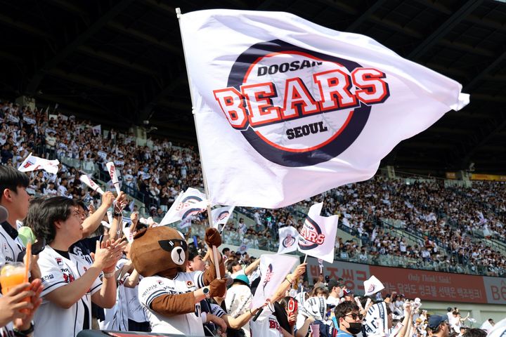 18일 잠실 구장에서 열리는 롯데 자이언츠-두산 베어스 경기에 만원 관중이 들었다. (사진=두산 제공) *재판매 및 DB 금지 / 사진 = 뉴시스