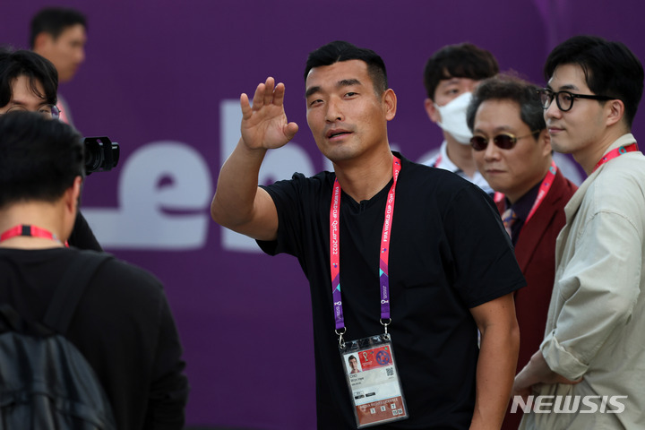 조원희 해설위원이 18일(현지시간) 오후 카타르 도하 알 에글라 트레이닝센터에서 대한민국 축구대표팀 훈련을 기다리고 있다. 2022.11.19. / 사진 = 뉴시스