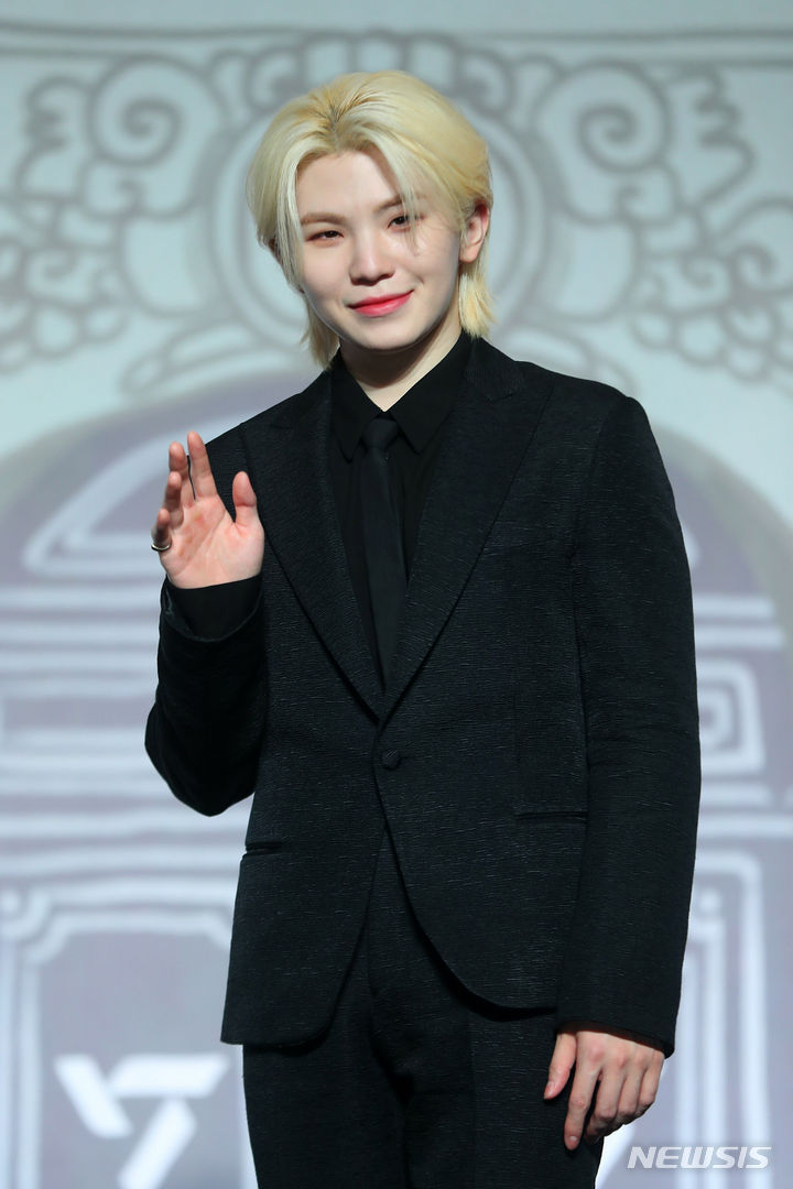 그룹 세븐틴 우지가 29일 오후 서울 영등포구 여의도 콘래드 호텔에서 열린 세븐틴 베스트 앨범 '17 IS RIGHT HERE' 발매 기념 글로벌 기자간담회에서 포즈를 취하고 있다. 2024.04.29. / 사진 = 뉴시스