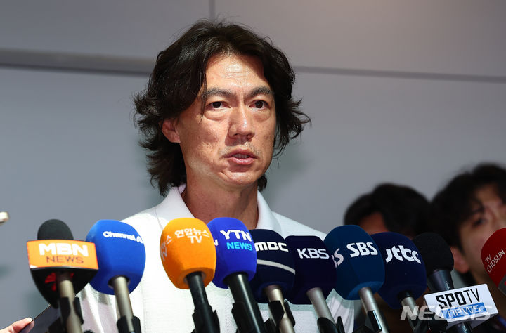 홍명보 신임 대한민국 축구국가대표팀 감독이 15일 오전 인천 중구 인천국제공항 제1여객터미널에서 외국인 국가대표 코칭스태프 선임 관련 업무차 출국 전 취재진 질문에 답하고 있다. 2024.07.15.  / 사진 = 뉴시스