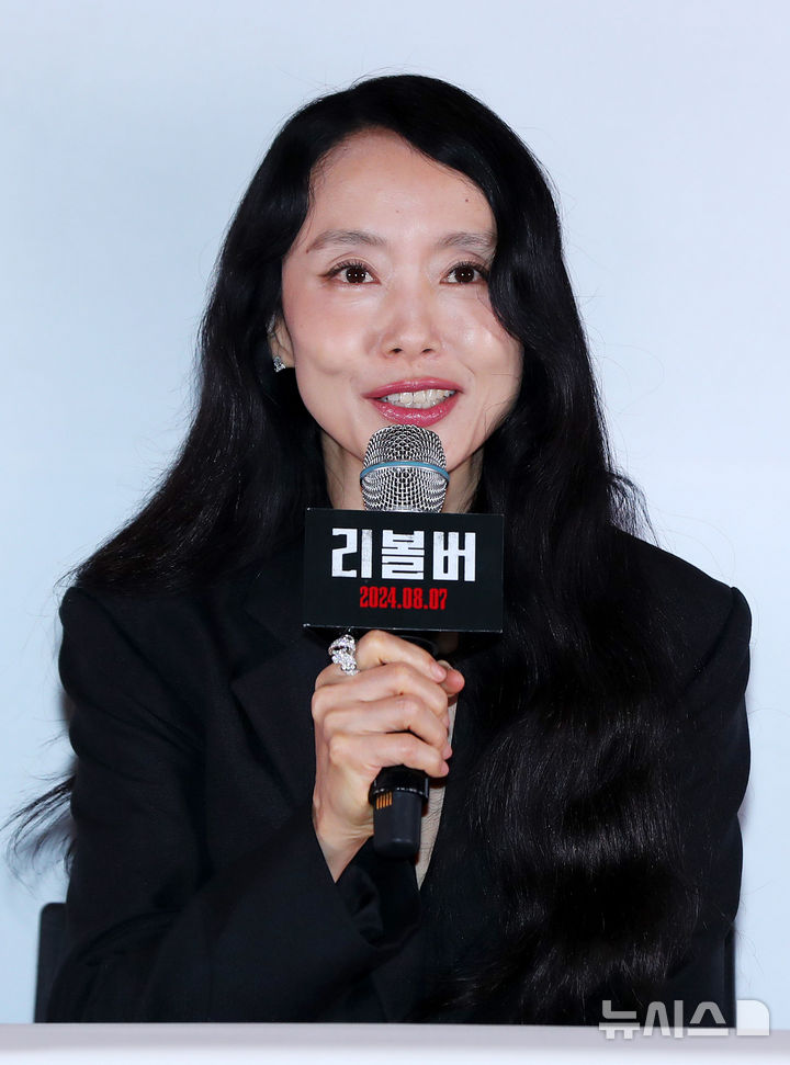 배우 전도연이 31일 오후 서울 강남구 코엑스에서 열린 영화 '리볼버'(감독 오승욱) 언론시사회에서 인사말을 하고 있다. / 사진 = 뉴시스