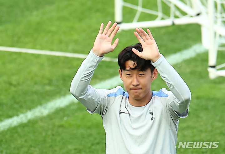 토트넘 홋스퍼 주장 손흥민이 30일 오후 서울 마포구 상암월드컵 경기장에서 열린 쿠팡플레이 시리즈 1차전 팀 K리그 대 토트넘 홋스퍼 경기를 앞두고 오픈 트레이닝에서 한국팬들에게 인사를 하고 있다. 2024.07.30. / 사진 = 뉴시스