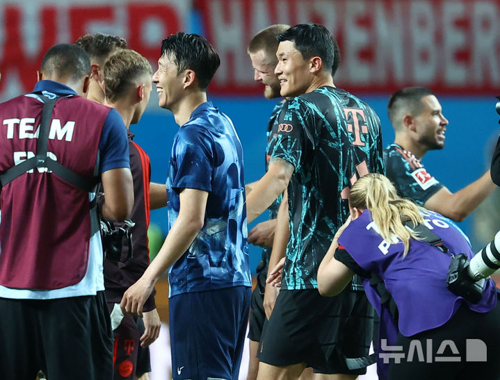 3일 오후 서울 마포구 서울월드컵경기장에서 열린 쿠팡플레이 시리즈 2경기 토트넘 홋스퍼와 FC바이에른 뮌헨의 경기, 2-1로 승리한 바이에른 뮌헨 김민재와 토트넘 손흥민이 경기가 끝난 뒤 인사하고 있다. 2024.08.03. / 사진 = 뉴시스