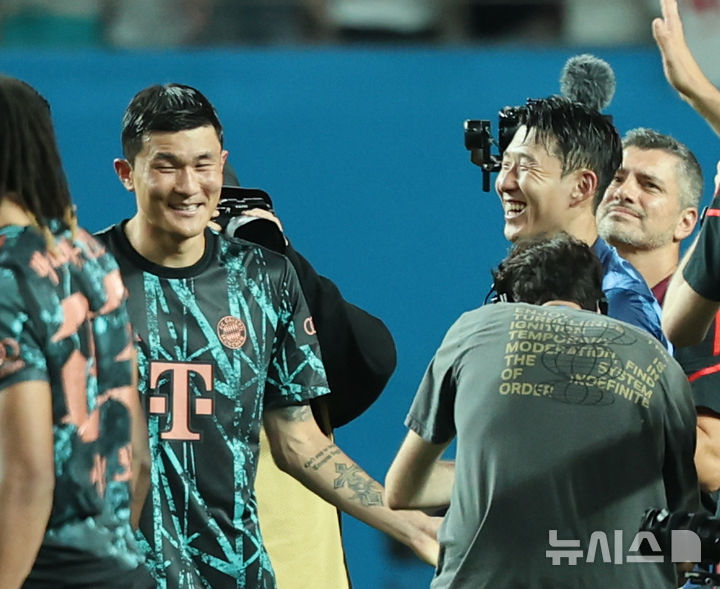 3일 서울 마포구 서울월드컵경기장에서 열린 쿠팡플레이 시리즈 2경기 토트넘 홋스퍼와 FC바이에른 뮌헨의 경기에서 FC바이에른 뮌헨이 토트넘 홋스퍼를 상대로 2-1로 승리를 거뒀다. 토트넘 홋스퍼 손흥민과 FC바이에른 뮌헨 김민재가 경기 종료 후 인사를 나누고 있다. 2024.08.03. / 사진 = 뉴시스
