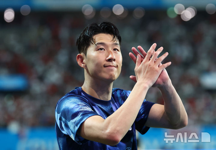 3일 오후 서울 마포구 서울월드컵경기장에서 열린 쿠팡플레이 시리즈 2경기 토트넘 홋스퍼와 FC바이에른 뮌헨의 경기, 토트넘 손흥민이 경기가 끝난 뒤 관중들에게 인사하고 있다. 2024.08.03. / 사진 = 뉴시스