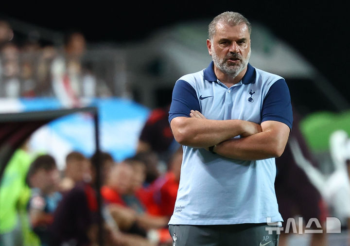 3일 오후 서울 마포구 서울월드컵경기장에서 열린 쿠팡플레이 시리즈 2경기 토트넘 홋스퍼와 FC바이에른 뮌헨의 경기, 토트넘 포스테코글루 감독이 경기를 지켜보고 있다. 2024.08.03. / 사진 = 뉴시스