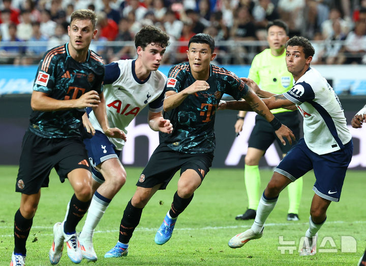 3일 오후 서울 마포구 서울월드컵경기장에서 열린 쿠팡플레이 시리즈 2경기 토트넘 홋스퍼와 FC바이에른 뮌헨의 경기, 전반 바이에른 뮌헨 김민재가 공을 향해 달리고 있다. 2024.08.03. / 사진 = 뉴시스