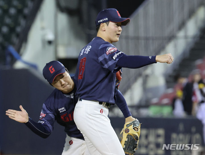18일 오후 서울 잠실야구장에서 열린 2024 신한은행 SOL KBO리그 롯데 자이언츠와 LG 트윈스의 경기, 9:2로 승리한 롯데 최준용과 선수들이 기뻐하고 있다. 2024.04.18. / 사진 = 뉴시스