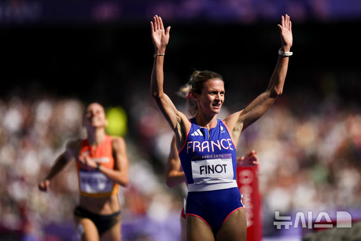 [파리=AP/뉴시스]프랑스 알리스 피놋이 7일(한국시각) 파리 스타드 드 프랑스에서 열린 2024 파리 올림픽 육상 여자 3000m 장애물 결승을 앞두고 인사하고 있다. 2024.08.07.