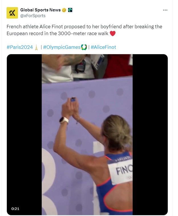 프랑스 알리스 피놋이 7일(한국시각) 파리 스타드 드 프랑스에서 열린 2024 파리 올림픽 육상 여자 3000m 장애물 결승을 마친 뒤 관중석에 있던 자신의 남자친구에게 무릎을 꿇고 청혼하고 있다. (사진=글로벌 뉴스 X 캡처) *재판매 및 DB 금지 / 사진 = 뉴시스