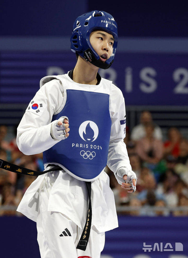 [파리=뉴시스] 최동준 기자 = 박태준이 7일(현지시각) 프랑스 파리 그랑 팔레에서 열린 2024 파리 올림픽 태권도 남자 58kg급 준결승에서 튀니지 모하메드 칼릴 젠두비를 상대로 득점한 뒤 기뻐하고 있다. 2024.08.07. / 사진 = 뉴시스