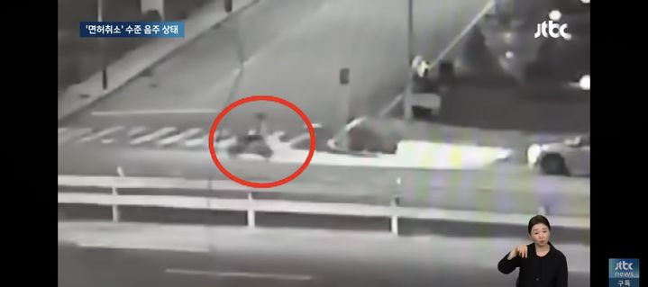 슈가가 전통 스쿠터 탄 모습. (사진 = JTBC '뉴스룸' 캡처) 2024.08.07.  *재판매 및 DB 금지 / 사진 = 뉴시스