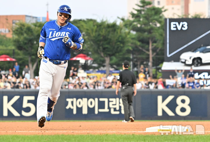 11일 오후 광주 북구 광주-기아챔피언스필드에서 열린 프로야구 KIA 타이거즈 대 삼성 라이온즈의 경기, 3대3 동점 상황에서 4회초 1사 삼성 7번타자 박병호가 솔로홈런을 친 뒤 3루를 돌고 있다. 2024.08.11. / 사진 = 뉴시스