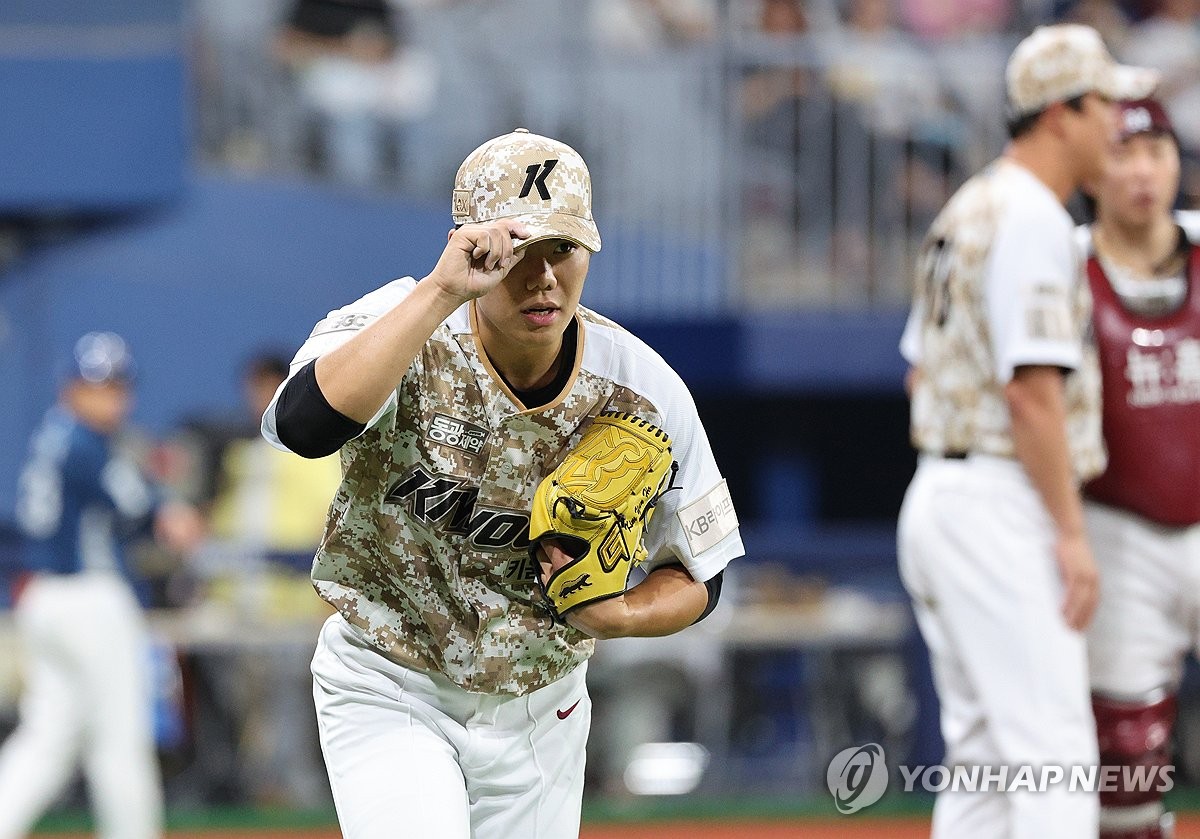 25일 오후 서울 고척스카이돔에서 열린 프로야구 NC 다이노스와 키움 히어로즈의 경기에서 데뷔한 키움 선발 투수 김윤하가 6회초 무사 1루 상황까지 무실점 호투를 보인 뒤 교체돼 마운드를 내려오며 인사하고 있다. 2024.6.25 / 사진 = 연합뉴스