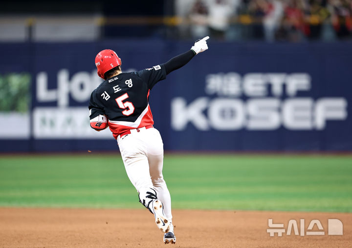15일 오후 서울 구로구 고척스카이돔에서 열린 프로야구 2024 KBO리그 KIA 타이거즈와 키움 히어로즈의 경기, KIA 김도영이 5회초 1사 1루 2점 홈런을 치고 세레머니를 하고 있다. 2024.08.15. / 사진 = 뉴시스