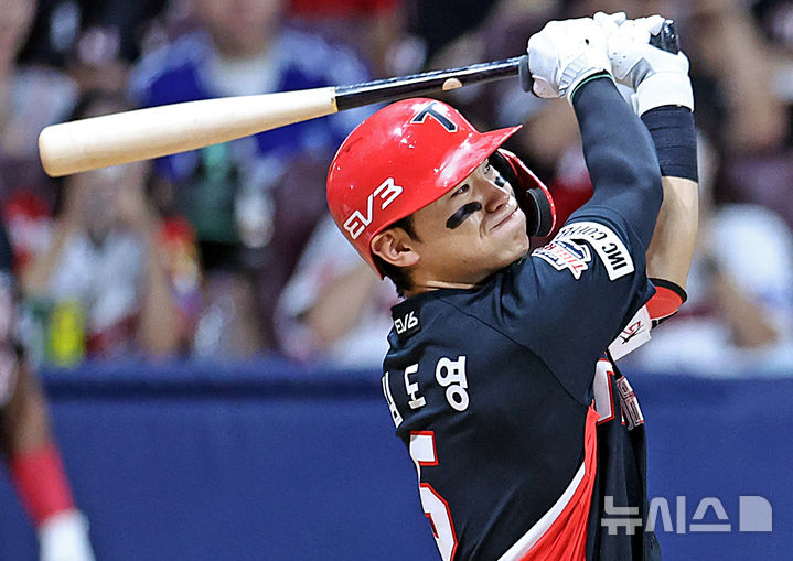 15일 오후 서울 구로구 고척스카이돔에서 열린 프로야구 2024 KBO리그 KIA 타이거즈와 키움 히어로즈의 경기, KIA 김도영이 5회초 1사 1루 2점 홈런을 치고 있다. 2024.08.15. / 사진 = 뉴시스