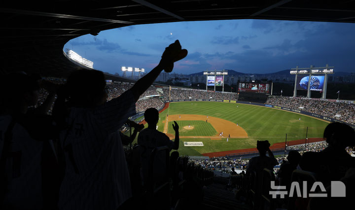 서울지역에 27일째 열대야가 이어진 16일 저녁 서울 송파구 잠실야구장에서 관중들이 2024 프로야구 KIA 타이거즈와 LG 트윈스의 경기를 관람하고 있다.이날 KIA와 LG의 경기가 열린 잠실야구장은 2만3750석이 전석 매진됐으며 LG 트윈스는 프로야구 10개 구단 체제 이후 단일 시즌 최소경기인 53경기만에 100만 관중을 돌파했다. 2024.08.16. / 사진 = 뉴시스