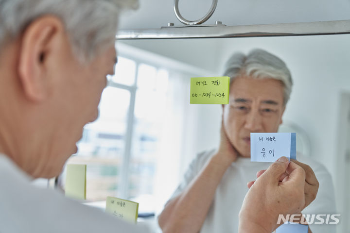 치매 위험 "TV 시청이 원인?" 영국 연구진 충격 발표