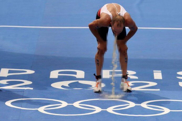 2024 파리 올림픽 트라이애슬론(철인3종경기) 종목에 출전한 선수들이 센강에서 경기 후 구토하는 모습이 포착돼 센강의 수질 문제가 다시 한번 도마 위에 올랐다. (사진=X) *재판매 및 DB 금지 / 사진 = 뉴시스