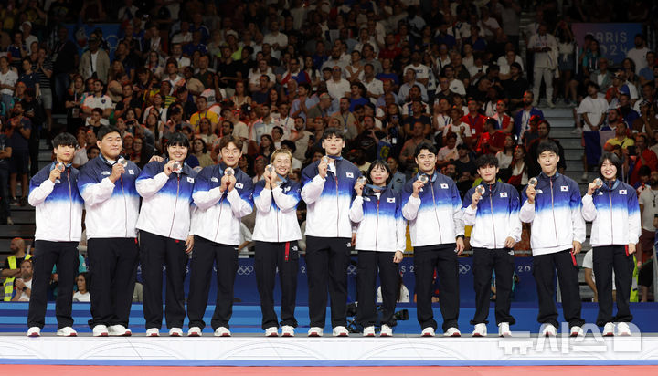 3일(현지시각) 프랑스 파리 아레나 샹드마르스에서 열린 2024 파리 올림픽 유도 혼성 단체전 시상식에서 한국 유도 대표팀이 동메달을 목에 걸고 기뻐하고 있다.왼쪽부터 윤현지, 김민종, 김하윤, 이준환, 김지수, 한주엽, 이혜경, 김원진, 정예린, 안바울, 허미미. 2024.08.04. / 사진 = 뉴시스