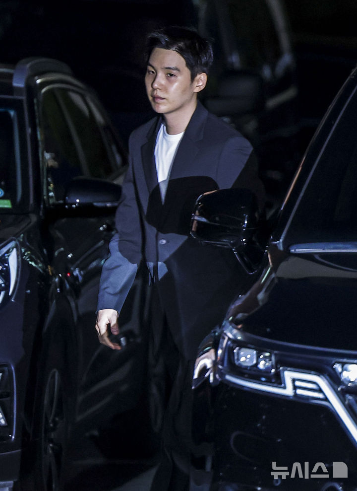 전동 스쿠터 음주운전 혐의로 입건된 그룹 방탄소년단(BTS)의 슈가(민윤기)가 23일 서울 용산구 용산경찰서로 출석하고 있다. 2024.08.23. / 사진 = 뉴시스