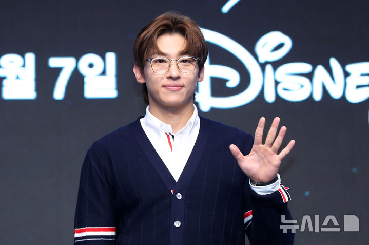 방송인 덱스가 6일 오전 서울 영등포구 콘래드호텔에서 열린 디즈니 플러스 오리지널 예능 '더 존: 버텨야 산다 시즌3' 제작발표회에서 포즈를 취하고 있다.'더 존: 버터야 산다 시즌3'는 오직 4시간, 끝없는 AI의 공격부터 내 집 마련 전세 대출금 갚기, 선을 넘지 않고 버티기 등 극한의 현실공감 미션을 버티기 위해 더 강력하게 돌아온 '존버즈' 유재석, 권유리, 김동현, 덱스의 '도파민 ON' 버라이어티다. 2024.08.06. / 사진 = 뉴시스