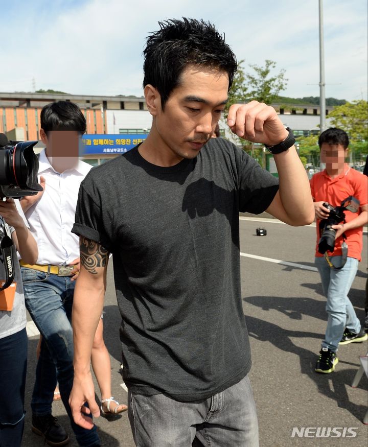 미성년자 3명을 4차례에 걸쳐 성폭행하거나 강제 추행한 혐의로 복역 중이었던 가수 고영욱이 10일 오전 서울 구로구 천왕동에 위치한 남부교도소에서 출소하고 있다. 2015.07.10. / 사진 = 뉴시스