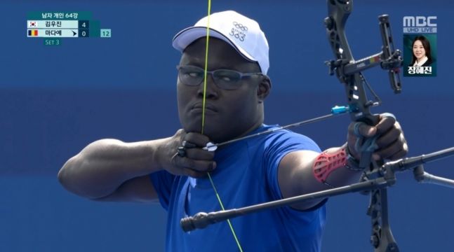 2024 파리 올림픽 남자 양궁 개인전에서 한국의 김우진(32·청주시청)이 16강에 오른 가운데 그와 64강에서 맞붙었던 상대 이스라엘 마다예(차드) 선수가 주목받고 있다. (사진= MBC 중계화면 캡처) *재판매 및 DB 금지 / 사진 = 뉴시스