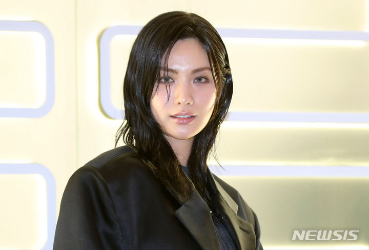 배우 나나가 15일 오후 경기 성남시 현대백화점 판교점에서 열린 지방시 팝업스토어 오픈 기념 포토행사에서 포즈를 취하고 있다. 2024.02.15. / 사진 = 뉴시스