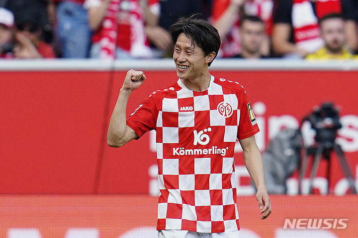 [마인츠=AP/뉴시스] 마인츠의 이재성이 지난 5월11일(현지시각) 독일 마인츠의 메바 아레나에서 열린 2023-24 분데스리가 33라운드 보루시아 도르트문트와 경기 전반 23분 팀의 세 번째 골을 넣은 후 세리머니하고 있다. 이재성은 전반 19분에도 득점해 멀티 골을 기록하며 팀의 3-0 완승을 이끌었다. 2024.05.12.
