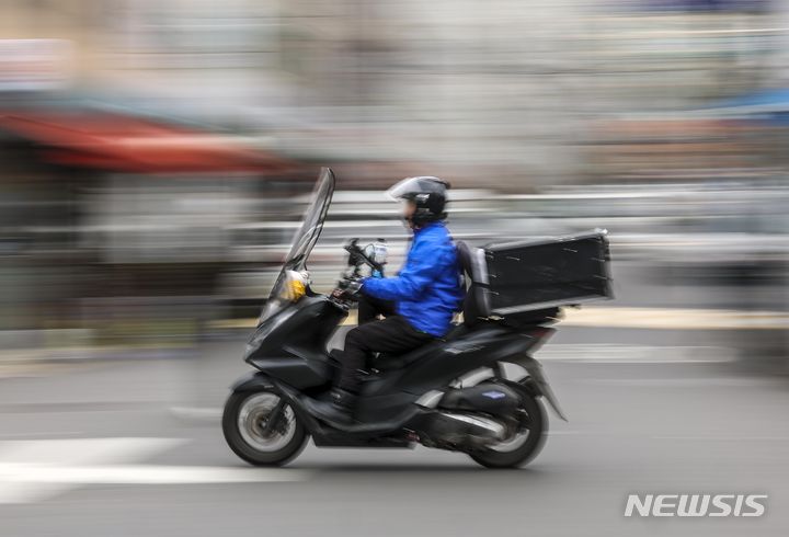 3일 서울시내 한 주택가에 음식배달 종사자들이 배달을 위해 오토바이를 타고 이동하고 있다. 위 사진은 기사내용과 무관함. 2024.04.03. / 사진 = 뉴시스