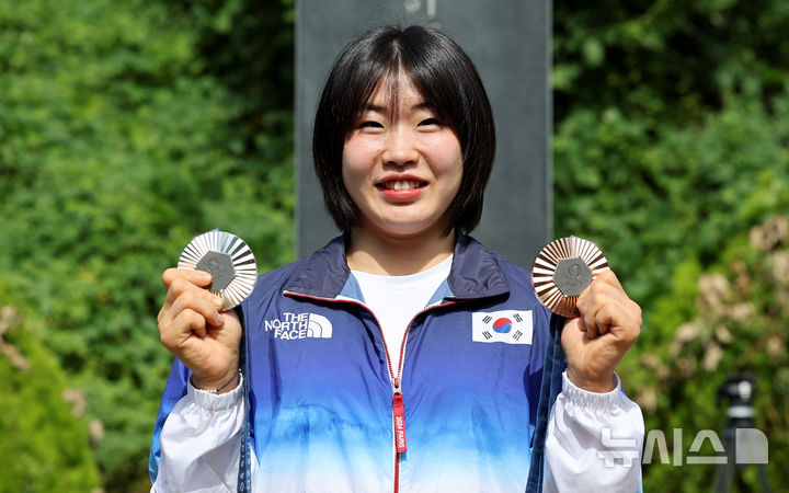 2024 파리 올림픽 유도 여자 57㎏급 은메달과 혼성단체 동메달을 획득한 허미미(21·경북체육회)가 6일 오전 대구 군위군 삼국유사면 화수리에 조성된 독립운동가 현 조부 허석 의사 기적비를 찾아 기념촬영을 하고 있다. 2024.08.06. / 사진 = 뉴시스