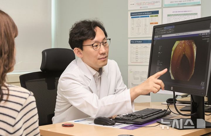 장에 문제가 생기면 반복적이고 갑작스러운 복통이나 설사 등으로 학업, 근무, 식사, 수면 같은 평범한 일상에 빨간불이 켜진다. 사진은 차재명 강동경희대병원 소화기내과 교수. (사진= 강동경희대병원 제공) 2024.08.31. / 사진 = 뉴시스