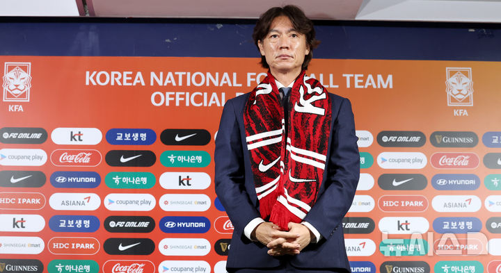 홍명보 축구대표팀 감독이 지난달 26일 오전 서울 종로구 축구회관에서 '2026 국제축구연맹(FIFA) 북중미월드컵 아시아지역 3차예선' 1, 2차전에 나설 대표팀 명단 발표 기자회견을 마친 후 기념촬영을 위해 자리에 위치해 있다. 2024.08.26. / 사진 = 뉴시스