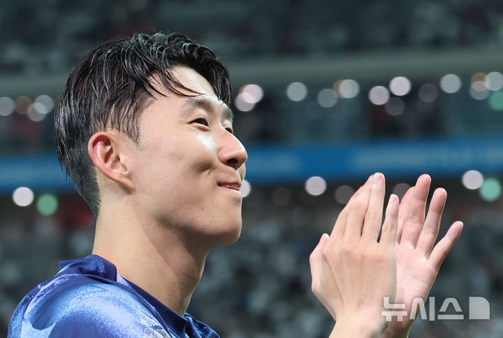 지난달 3일 서울 마포구 서울월드컵경기장에서 열린 쿠팡플레이 시리즈 2경기 토트넘 홋스퍼와 FC바이에른 뮌헨의 경기에서 FC바이에른 뮌헨이 토트넘 홋스퍼를 상대로 2-1로 승리를 거뒀다. 토트넘 홋스퍼 손흥민이 경기장을 돌며 팬들에게 인사하고 있다. 2024.08.03. / 사진 = 뉴시스