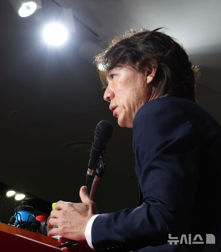 홍명보 축구대표팀 감독이 지난달 26일 오전 서울 종로구 축구회관에서 '2026 국제축구연맹(FIFA) 북중미월드컵 아시아지역 3차예선' 1, 2차전에 나설 대표팀 명단을 발표한 후 취재진의 질문에 답변하고 있다. 2024.08.26. / 사진 = 뉴시스