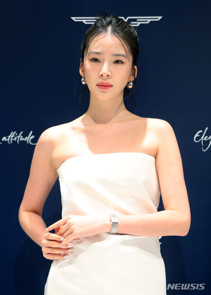 모델 아이린이 18일 오전 서울 송파구 롯데백화점 잠실에서 열린 스위스 럭셔리 워치 브랜드 '론진' 부티크 오픈 행사에서 포즈를 취하고 있다. 2024.03.18. / 사진 = 뉴시스