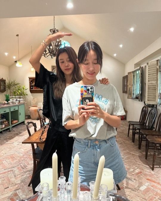 5일 방송인 이지혜는 자신의 사회관계망서비스(SNS)에 "내 친구 중에 제일 이쁜 언니. 요즘 패션 뷰티에서 제일 핫한 언니. 언니랑 즐거운 데이트 맛집 핫플 소확행. 먹은거 저게 두개가 다인거 정말 너무 별로다 ㅋㅋㅋㅋㅋ배가 고프네. 행복을 찾아서.. 프로젝트(혼자하는 ㅋㅋ) 유튜브는 없습니다. 진짜 찐 그냥 만남 ㅋㅋㅋㅋㅋㅋ"이라는 글과 함께 여러 장의 사진을 게재했다. (사진=인스타그램 갈무리) *재판매 및 DB 금지 / 사진 = 뉴시스